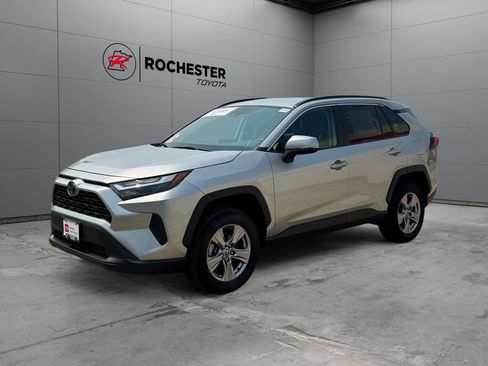 Certified 2022 Toyota RAV4 XLE w/ Carpet Mat Package (TMS) AWD/4WD image 7