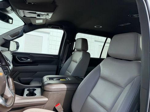 Used 2024 Chevrolet Suburban LT RWD image 18