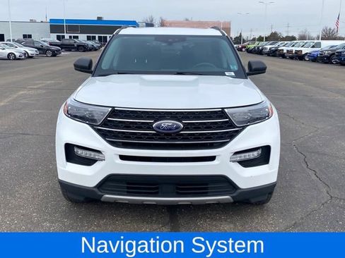 Used 2023 Ford Explorer XLT image 3