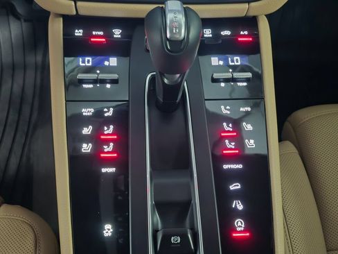 Certified 2025 Porsche Macan AWD/4WD image 17