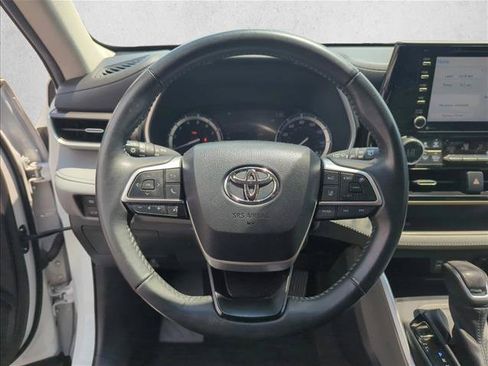 Used 2022 Toyota Highlander XLE AWD/4WD image 12