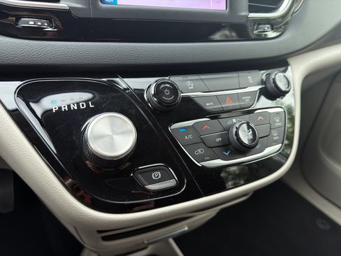Used 2022 Chrysler Voyager LX FWD image 35