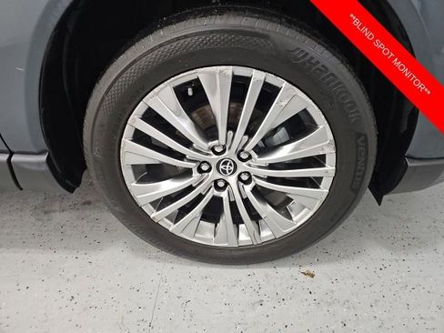Used 2021 Toyota Venza Limited image 9