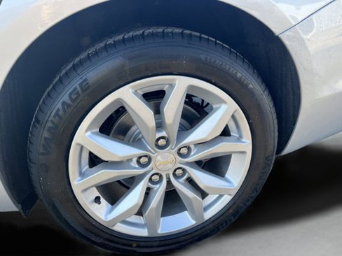Used 2019 Chevrolet Impala LT FWD image 9