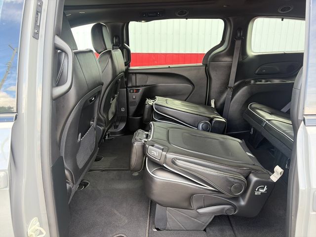 Used 2025 Chrysler Pacifica Limited FWD image 43