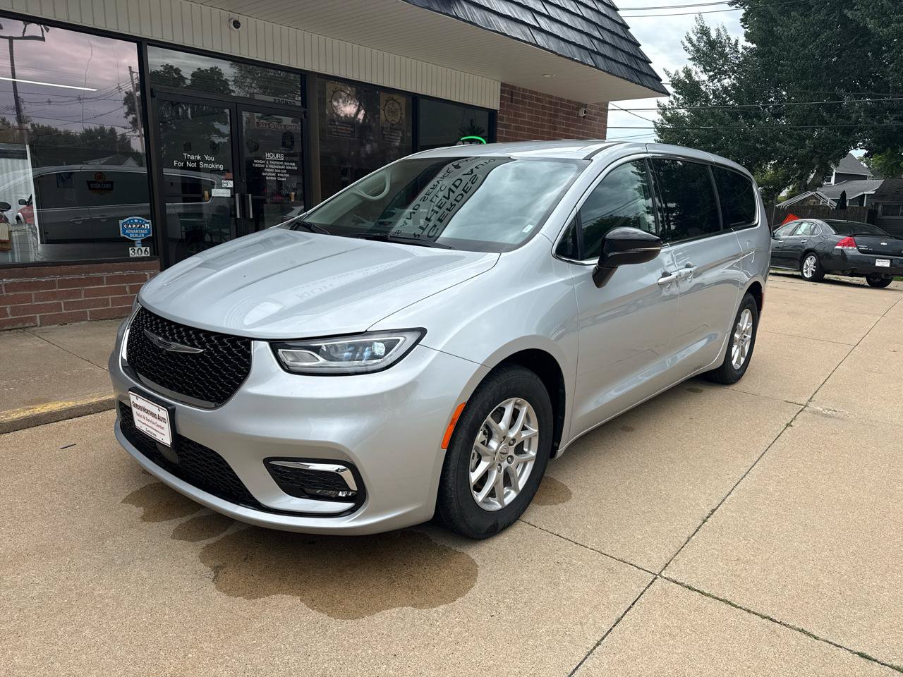 Used 2024 Chrysler Pacifica Touring-L FWD image 2