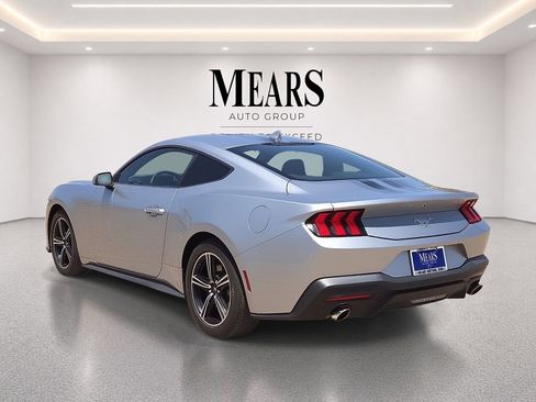 Used 2024 Ford Mustang Coupe RWD image 3