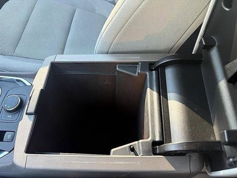 Used 2021 Chevrolet Traverse LT image 34