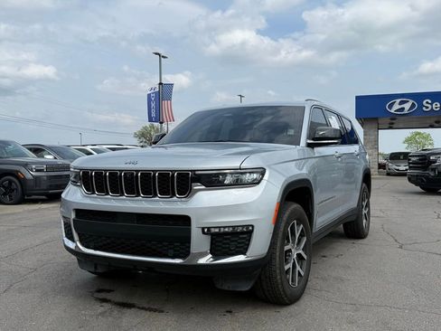 Used 2023 Jeep Grand Cherokee L Limited w/ Luxury Tech Group II image 3