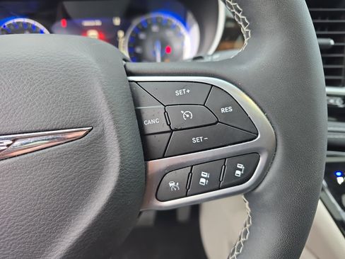 Used 2024 Chrysler Pacifica Limited image 23