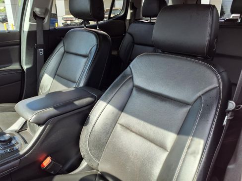Used 2023 GMC Acadia SLT w/ Elevation Edition FWD image 16
