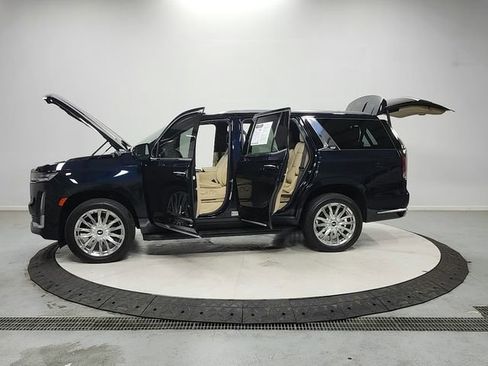 Used 2021 Cadillac Escalade Premium Luxury AWD/4WD image 12