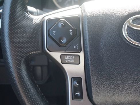 Used 2018 Toyota Tacoma SR5 AWD/4WD image 8