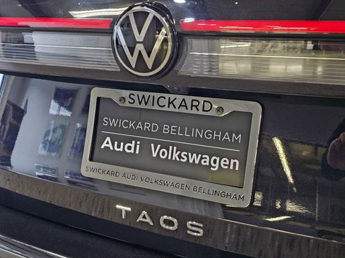 Used 2025 Volkswagen Taos SE w/ Panoramic Sunroof Package AWD/4WD image 14
