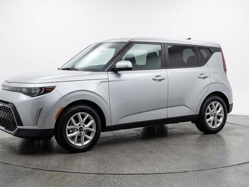 Used 2025 Kia Soul LX w/ LX Technology Package FWD image 3