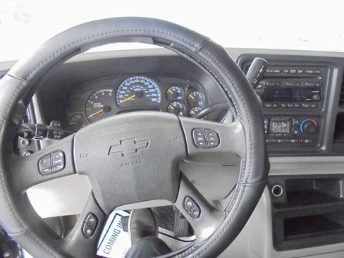 Used 2004 Chevrolet Silverado 2500 LT w/ Skid Plate Package AWD/4WD image 6
