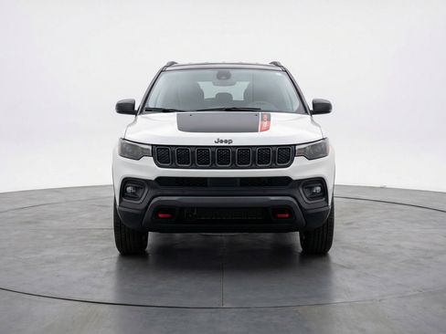 Used 2025 Jeep Compass Trailhawk image 2