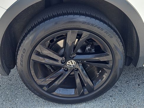 Certified 2024 Volkswagen Tiguan SE R-Line AWD/4WD image 30