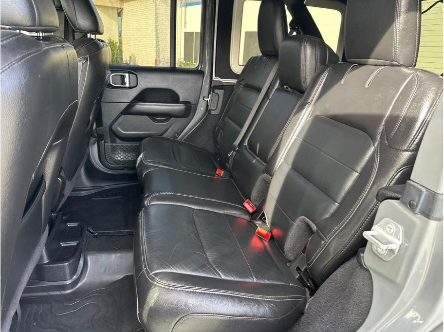 Used 2019 Jeep Wrangler Unlimited Sahara AWD/4WD image 16