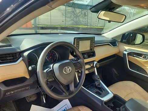 Used 2019 Toyota RAV4 XLE AWD/4WD image 4