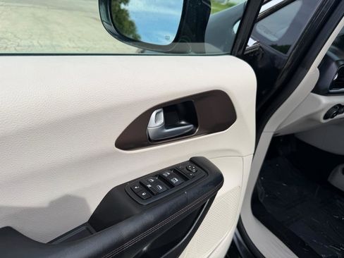 Used 2018 Chrysler Pacifica Touring-L FWD image 11