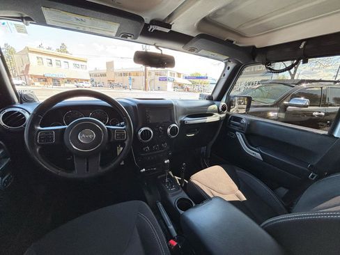 Used 2014 Jeep Wrangler Unlimited Rubicon w/ Connectivity Group AWD/4WD image 11