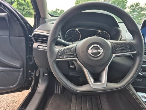 Used 2023 Nissan Altima 2.5 SV FWD image 15