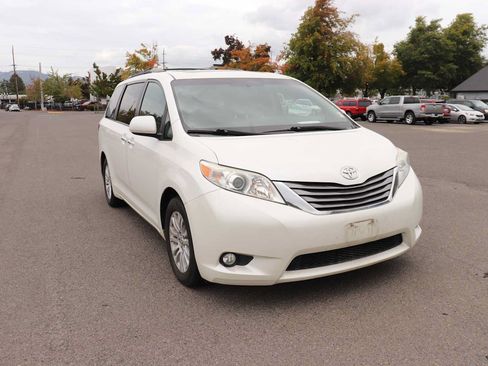 Used 2015 Toyota Sienna XLE w/ XLE Navigation Package FWD image 3