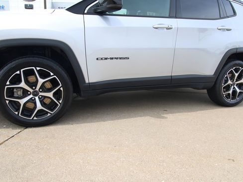 Used 2025 Jeep Compass Limited AWD/4WD image 10