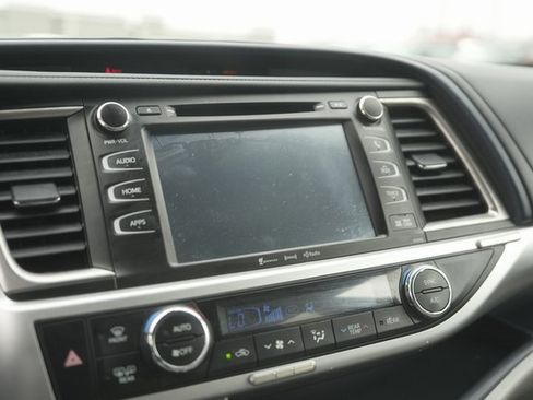 Used 2019 Toyota Highlander XLE image 27