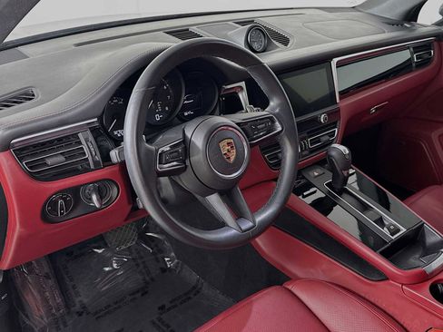 Certified 2022 Porsche Macan image 4