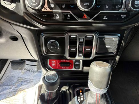 Used 2023 Jeep Gladiator Rubicon w/ LED Lighting Group AWD/4WD image 18