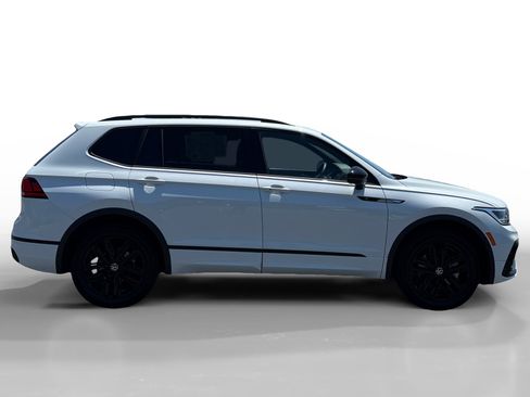 Certified 2022 Volkswagen Tiguan SE R-Line AWD/4WD image 6