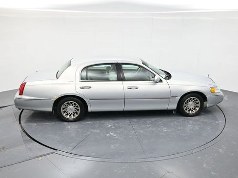 Used 2002 Lincoln Town Car Signature image 35