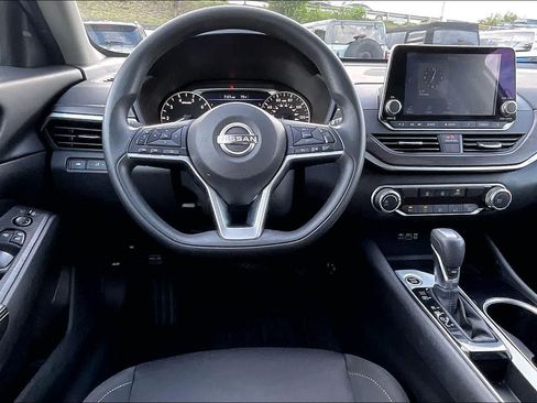 Used 2024 Nissan Altima 2.5 SV FWD image 14