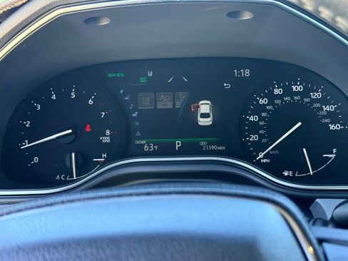 Used 2021 Toyota Avalon XLE image 27