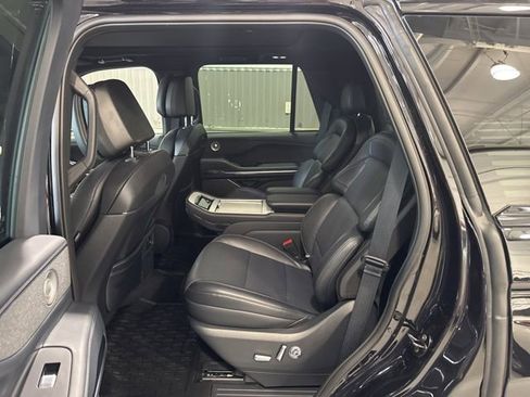 Used 2025 Lincoln Navigator Reserve w/ Jet Appearance Package image 12