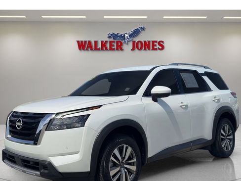 Used 2025 Nissan Pathfinder SL image 2