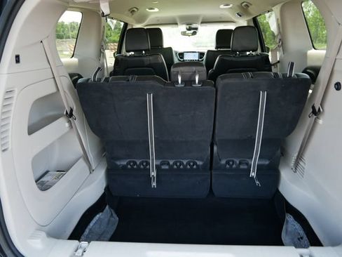 Used 2023 Chrysler Pacifica Touring-L FWD image 6