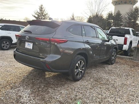 Certified 2022 Toyota Highlander XLE image 3