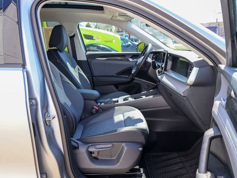 Used 2025 Volkswagen Tiguan SE image 30