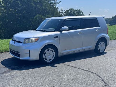 Used 2012 Scion xB FWD image 4