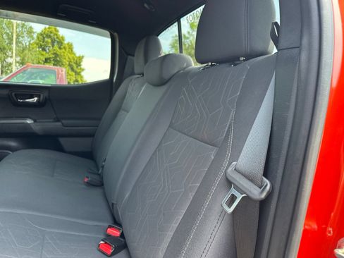 Used 2017 Toyota Tacoma TRD Sport w/ Tow Package (A/T) AWD/4WD image 25
