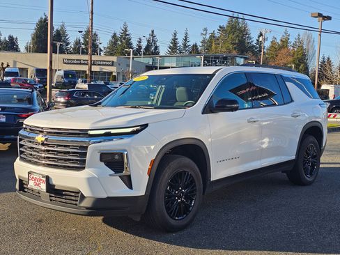 Used 2024 Chevrolet Traverse LT image 3