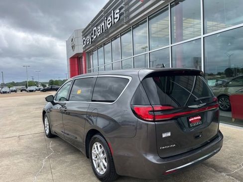 Used 2023 Chrysler Pacifica Touring-L FWD image 2