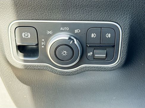 Used 2025 Mercedes-Benz GLA 250 image 34