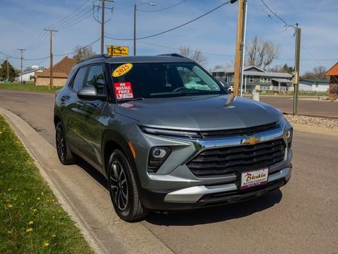 Used 2025 Chevrolet TrailBlazer LT AWD/4WD image 3