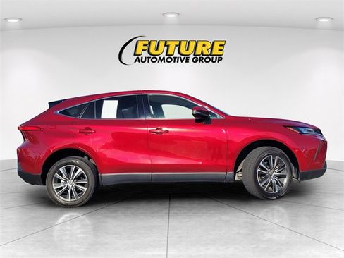 Used 2022 Toyota Venza LE image 3