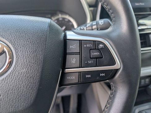 Used 2022 Toyota Highlander XLE FWD image 19