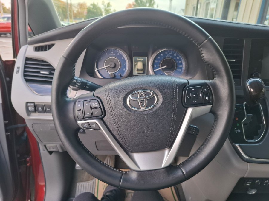 Used 2016 Toyota Sienna XLE w/ XLE Navigation Package AWD/4WD image 17